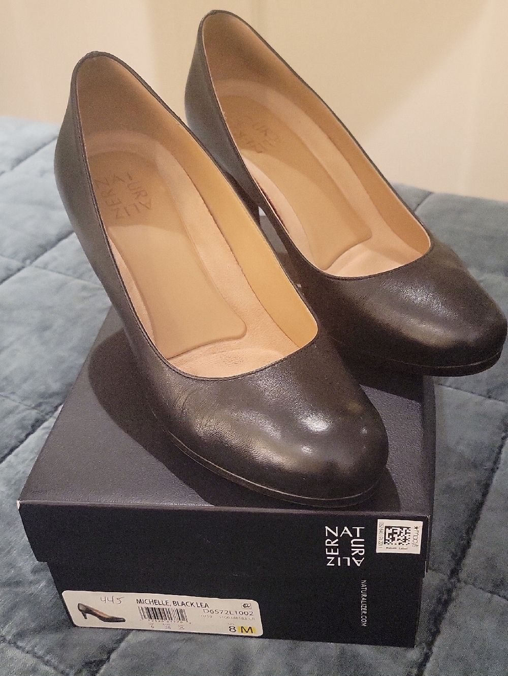 Naturalizer Black Leather Classic Round-Toe Heels
